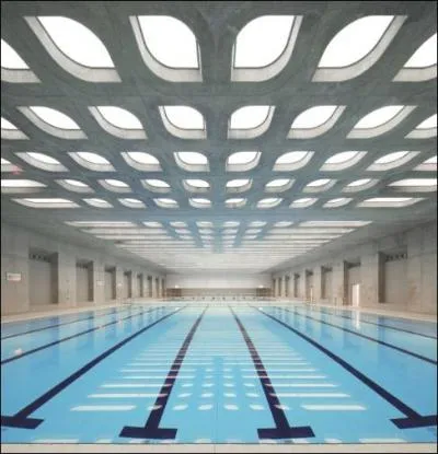 Combien y a-t-il de couloirs dans une piscine olympique pendant les compétitions ?