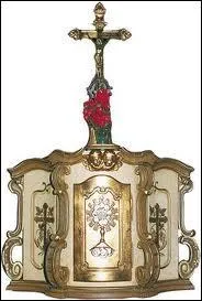 Comment s'appelle la petite armoire qui occupe le milieu de l'autel d'une église et contient le ciboire ?