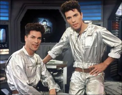 Quel humoriste fut le pilote du vaisseau spatial qui servait de décor pour l'émission "Temps X" ?