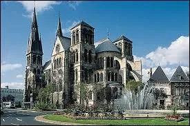 Nous partons visiter la ville de Châlons-en-Champagne. Pour ce faire, nous devons nous rendre dans le département ...