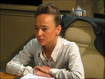 Au lycée, Adam et Slimane se retrouvent souvent dans le bureau de madame, le proviseur qui s'appelle madame