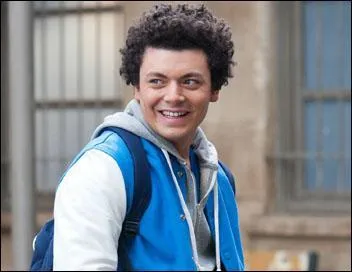 Voici, Adam, Ado glandeur et déconneur, il est interprété par...