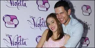 Quel est le personnage qui est à côté de Violetta ?