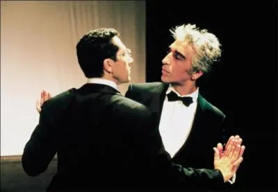 Dans le film de " Les Nuls" ( c'est comme celà qu'ils le disent), "La cité de la peur", quelle chanson est interpétée par Alain Chabat et Gérard Darmon, lors du festival de Cannes ?