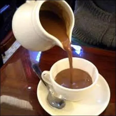 Sous quel règne le chocolat chaud est-il introduit et devient-il une habitude à la cour de France ?