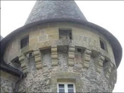Comment s'appelle cette structure en pierre, dotée d'ouvertures, placée en haut d'une tour ou d'une courtine d'un château fort, et qui servait à tirer ou à envoyer des matériaux (comme de l'huile bouillante), sur des assaillants lors d'une attaque ?