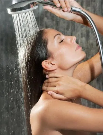 Ma mère ____ lave les cheveux.