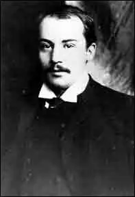 Qui a dit : Triste mot : touristes. Les étrangers, séparés de la vie du pays par la couche atmosphérique qu'ils transportent avec eux : habitudes, intérêts, bavardages de leur ville, jargon de leur secte. ?