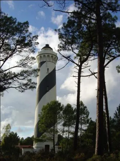 Quelle est la hauteur du phare de Contis ?
