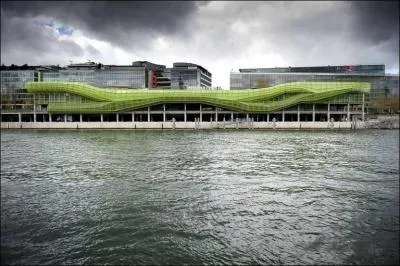 Mettez un nom sur ce lieu, et vous avez le nom de l'interprète !