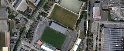 C'est le terrain de/du...