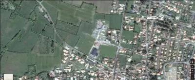 C'est le terrain de/du...