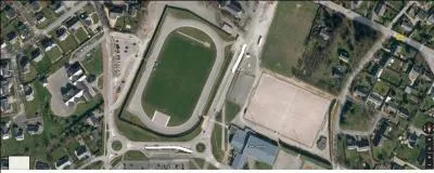 C'est le terrain de/du...