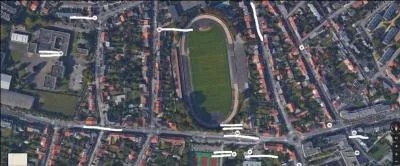 C'est le terrain de/du...