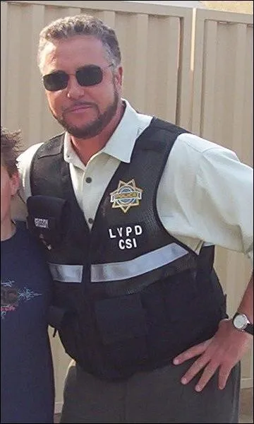 William L. Petersen est :