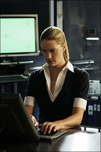 Lauren Lee Smith est :