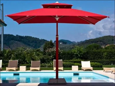 Dispositif ayant la forme d'un grand parapluie, que l'on fixe &agrave; un support pour obtenir une protection contre le soleil.