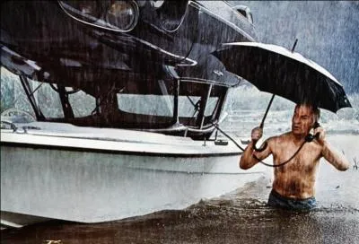 C'est un dispositif, portable et pliable, permettant de se prot&eacute;ger de la pluie.