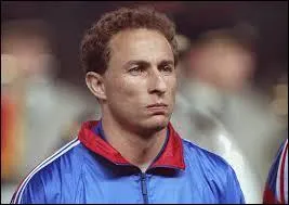 Footballeur international français né en 1963, attaquant connu pour mes reprises de volées spectaculaires, j'ai marqué bon nombre de mes buts sous les couleurs de l'Olympique de Marseille, je suis :