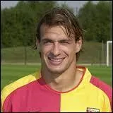 Footballeur français d'origine portugaise né à Maubeuge en 1977, j'ai passé une grande partie de ma carrière (1998-2004) au RC Lens, je suis :