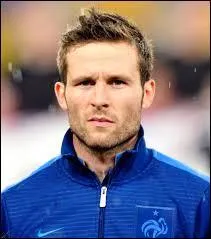 Footballeur international français né en 1986 à Tourcoing, j'ai commencé ma carrière professionnelle à Lille OSC ; j'occupe le poste de milieu de terrain, je suis :