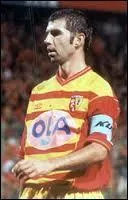 Footballeur français né à courrières en 1968, j'ai fait toute ma carrière professionnelle au RC Lens, avec lequel je suis devenu champion de France en 1998, je suis :