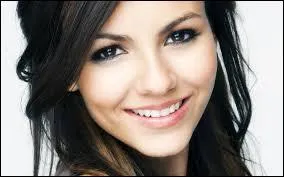 Avec qui Victoria Justice a-t-elle chanté "Take A Hint" ?