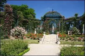 Nous flânons dans la roseraie de L'Haÿ-les-Roses. Nous sommes en Ile-de-France, dans le département ...