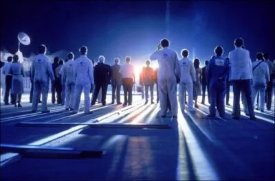 Dans ce film optimiste, le hros joue avec la pure et avec la boue, avant de rejoindre son destin dans la montagne, quel est ce film ?