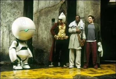 Dans ce film iconoclaste, c'est la construction d'une autoroute intergalactique qui fait fuir les dauphins vers l'espace car elle exige la destruction dela Terre, quel est ce film ?