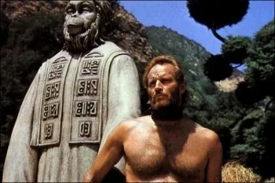 Ce grand film voyage dans le temps et l'espace, jusqu' l'incroyable image finale qui rvle la vrit  Charlton Heston qui s'effondre sur une plage, quel est ce film ?