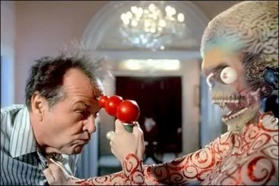 Dans ce film drle mais glauque, les aliens, particulirement laids et agressifs envers des humains particulirement sots et inintressants, sont dtruits par une grand-mre et une chanson, quel est ce film ?