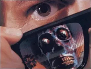 Dans ce petit film intressant, c'est en utilisant un objet usuel banal, des lunettes noires, que le hros dcouvre l'incroyable vrit, les extraterrestres sont prsents en masse fondus dans la population, quel e