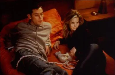 Dans ce film, rel et virtuel s'embrouillent pour Jude Law et la cratrice du plus grand jeu vido du moment, quel est ce film ?