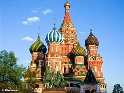 Voici ensuite quelques titres de mes aventures. Il y a eu " Bons Baisers de...