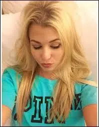 En 2015, quelle est sa nouvelle couleur de cheveux ?