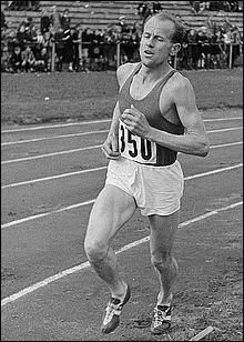 Quel athlète a remporté le 5 000 mètres, le 10 000 mètres et le marathon aux Jeux d'Helsinki en 1952 ?