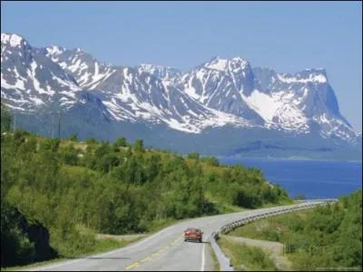 Quelle est cette route, la principale du pays, qui part d'Oslo vers le nord pour rejoindre Trondheim sur la côte atlantique, puis le cap Nord avant de bifurquer vers l'est jusque Kirkenes, à la frontière russe ?