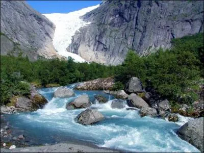 Cette lande glaciaire est l'un des attraits touristiques majeurs de la Norvège. Elle fait partie d'un glacier nettement plus volumineux s'étendant sur les sommets alentour. Comment ce glacier se nomme-t-il ?