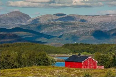 Quelle région norvégienne est traversée par le cercle polaire arctique ?