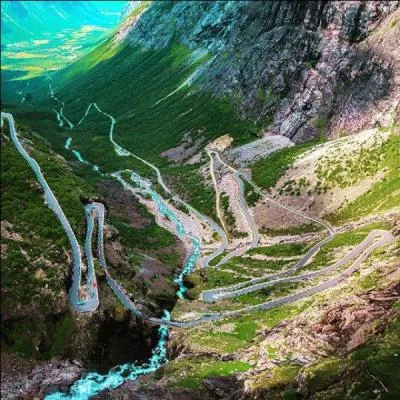 Voici la route des Trolls. C'est du moins comme cela qu'elle est nommée dans nos guides touristiques. En réalité, en norvégien, elle se nomme "Trollstigen", ce que nous devrions traduire par :