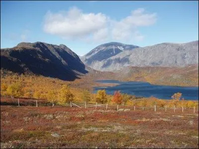 Cette photo représente le lac de Peer Gynt (ou lac de Gala). Qui était ce personnage qui a donné son nom à ce lac ?