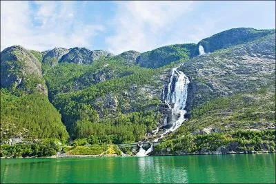 Comment se nomme cette impressionnante cascade, haute de 612 mètres et située dans le sud-ouest du pays, qui traverse quasiment la route et vient plonger dans le fjord d'Åkra ?