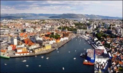 Quelle ville du sud-ouest du pays, située sur la mer du Nord, est surnommée "la capitale du pétrole norvégien" et abrite d'ailleurs le musée norvégien du pétrole ?