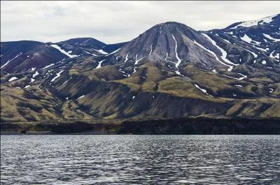 Quelle est cette île norvégienne de l'océan Atlantique nord abritant le volcan Beerenberg culminant à plus de 2200 mètres ?