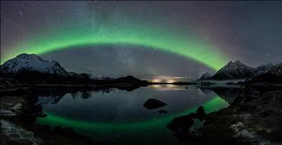 De quel élément la couleur d'une aurore polaire dépend-elle ?