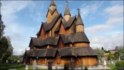 Comment nomme-t-on, en français, ces édifices religieux caractéristiques de la Norvège rurale ?