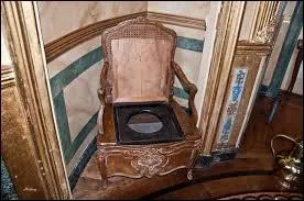 Quel autre nom donne-t-on à la chaise de commodité ?