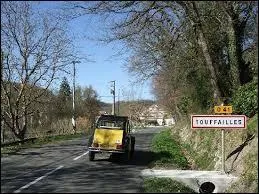 Avec notre petite 2CV, nous arrivons à Touffailles. Commune midi-pyrénéenne de l'arrondissement de Castelsarrasin, dans le Quercy blanc, elle se situe dans le département ...