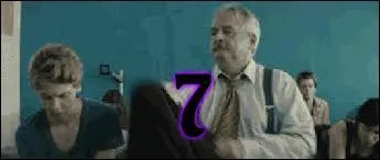 7 - Quel est le sexe de l'élève recouvert par un manteau par Maurice ? Maurice lui dit : « Qui porte manteau est porte-manteau ».